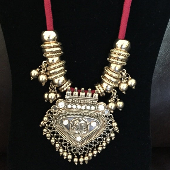Necklace on red velvet rope - Picture 2 of 5